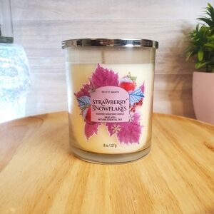 Bath and Body Works Strawberry Snowflakes Holiday Single Wick Candle NEW